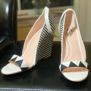 Size 8.5 black and white sandal , never worn
